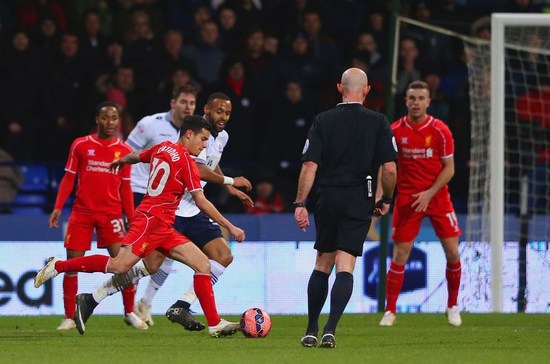 曼联考虑签下巴莱巴，期待填补中场空缺，暂无戈麦斯交易计划。